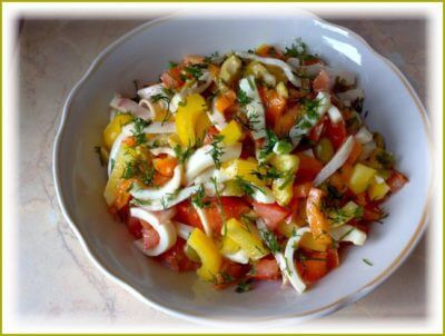 Оригинальный салат с кальмарами и перцем болгарским
