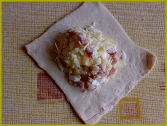 Пирожки из слоеного теста с сыром