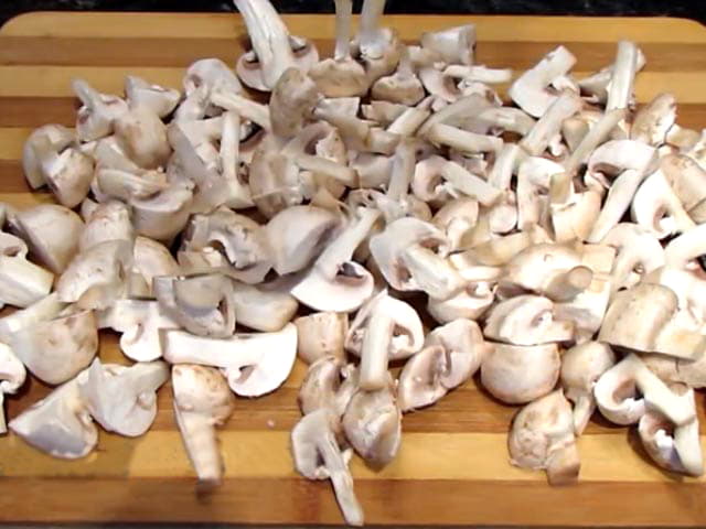 4. Выкладываем грибы в сковородку и накрываем их к