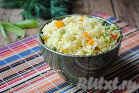 Вкусный, сытный гарнир готов. Подавать рис с горошком и морковью к столу в горячем виде. 
