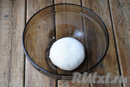 Выложить тесто в миску, накрыть полотенцем и оставить на 10-15 минут, чтобы тесто 