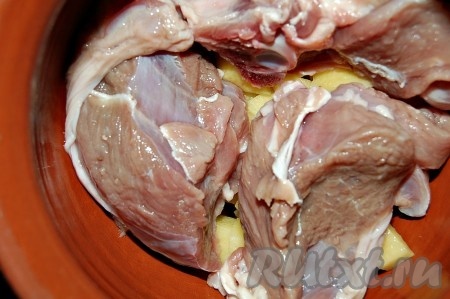 Затем положить кусочки баранины. Для чанах лучше использовать мясо с косточками (ребрышки, грудинку).
