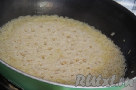 Как только рис закипит, убавить огонь до среднего и варить рис до полного испарения воды, примерно 15-20 минут. Сковороду крышкой не накрывать.