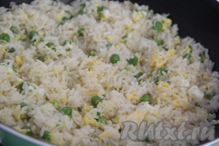 Затем хорошо перемешать рис с горошком и яйцом. Снять сковороду с огня, накрыть крышкой и оставить на 5-10 минут.