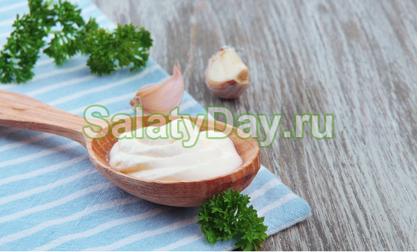 Йогуртовый соус с укропом и петрушкой для мясных салатов