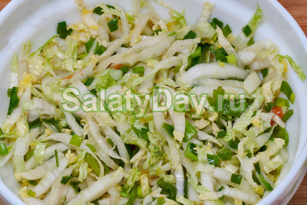 Легкий салат из куриной грудки с пекинской капустой - интересное сочетание вкуса и легкости.