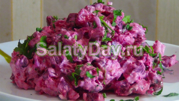 Салат из куриной грудки со свеклой - интересное сочетание яркости, сытности и вкуса такого салата