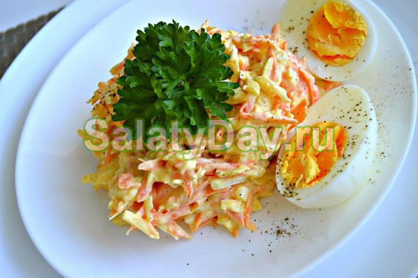 Салат из сырой моркови и крабовых палочек