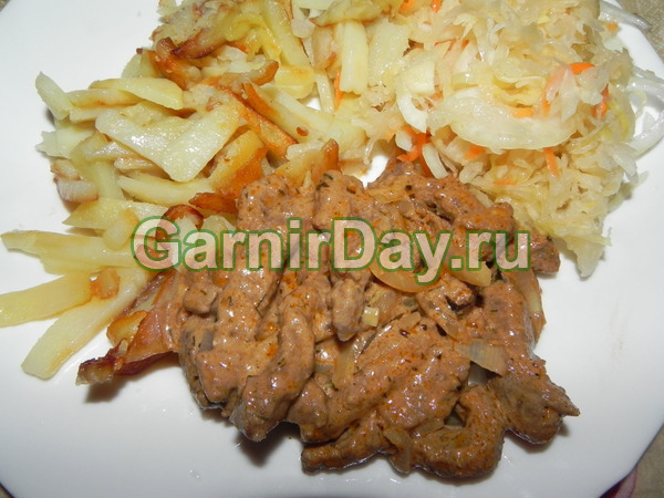 Бефстроганов из говядины с сметанным соусом с луком и морковью