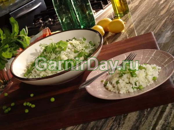 Жасминовый рис с зеленым луком, горохом и лимоном