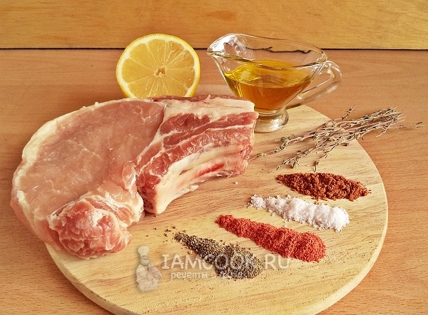 Ингредиенты для стейка из свинины на кости в сковороде