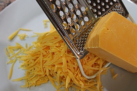 натираем сыр на среднюю терку