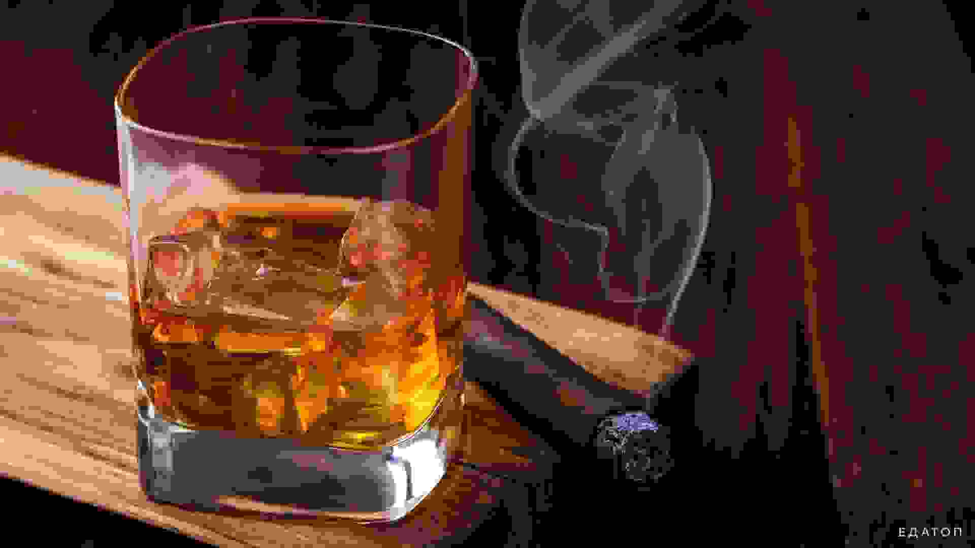 Согласно этикету, виски подают без закуски, с хорошей сигарой.
