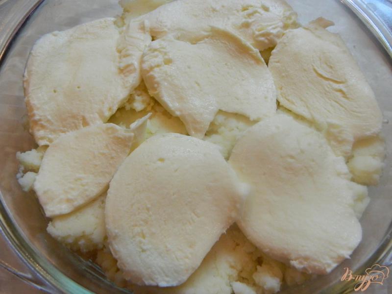 Фото приготовление рецепта: Запеканка из картофельного пюре, куриного филе и моцареллы шаг №3