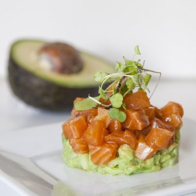 Салат из сырой красной рыбы и авокадо - рецепт с фото