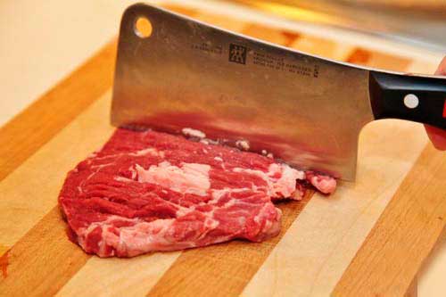 разрезать мясо