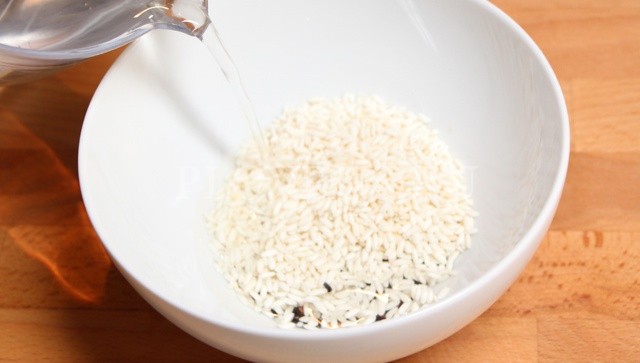 Замоченный в воде мелкозернистый рис