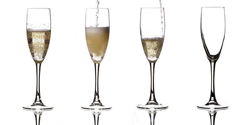 4 бокала с шампанским игристым вином просекко в просецце налива от пустого к полному и полупустые