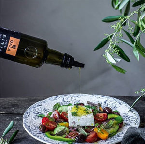 вкусный греческий салат с оливковым маслом Gaea 