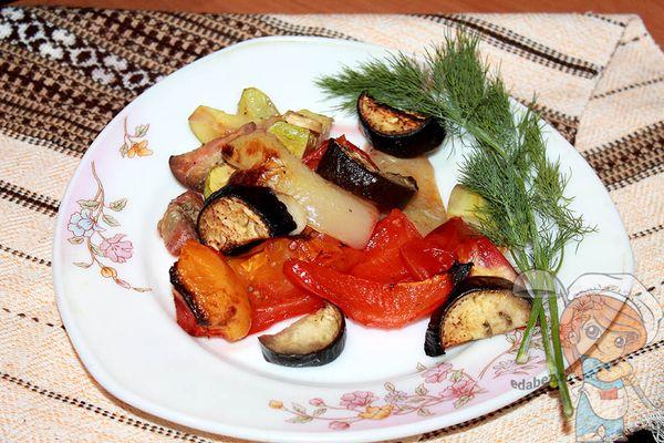 запеченные овощи на тарелке