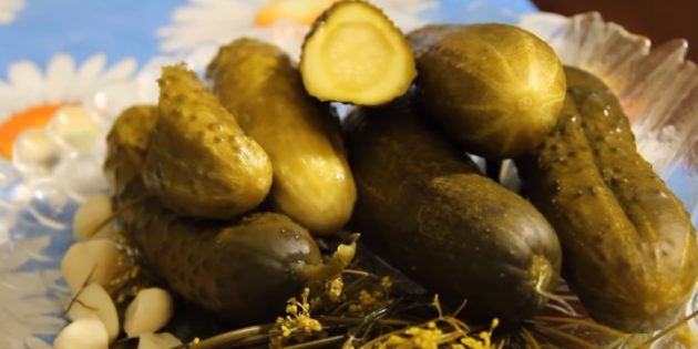 Как солить огурцы: Солёные огурцы с сухой горчицей
