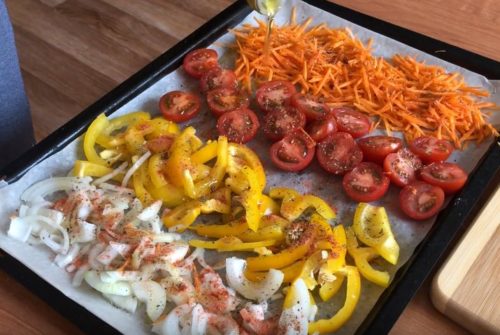 Горячий салат с рукколой, овощами и креветками