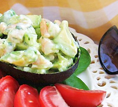 Летний крабовый салат из авокадо с сельдереем и огурцом - рецепт с фото