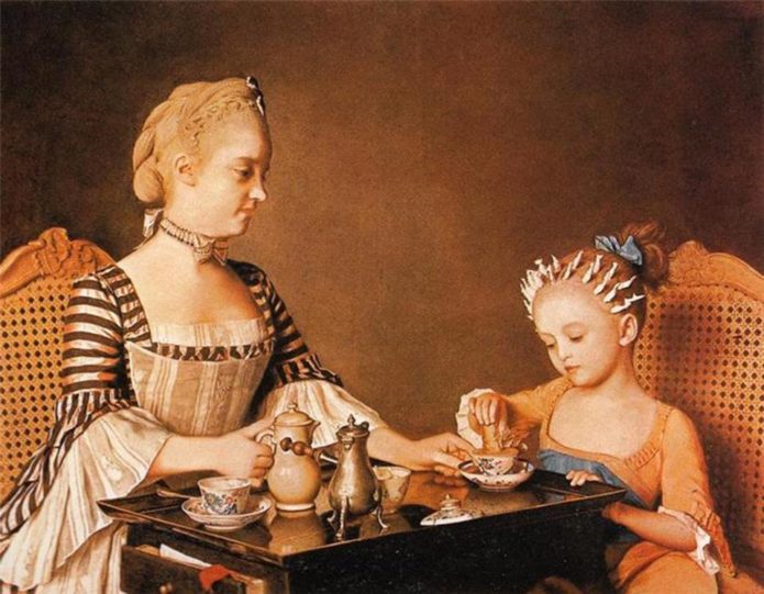Дама и девочка пьют шоколад