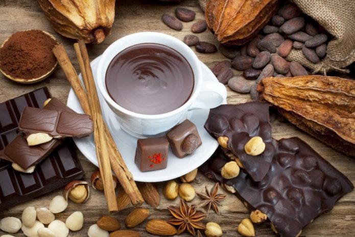 Горячий шоколад в чашке и его возможные ингридиенты