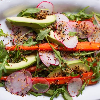 Диетический овощной салат с авокадо и пряными травами - рецепт с фото