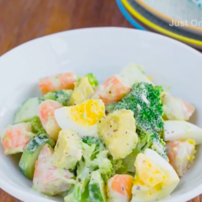 Сытный салат с креветками и авокадо - рецепт с фото