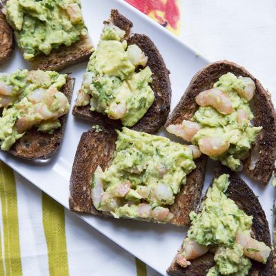 Хрустящие тосты с салатом из авокадо и креветок - рецепт с фото
