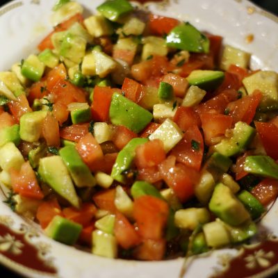 Салат из авокадо с помидором и огурцом - рецепт с фото