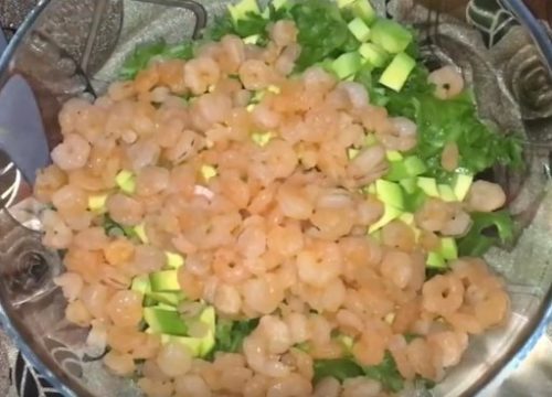 Простой салат с авокадо, креветками и помидорами