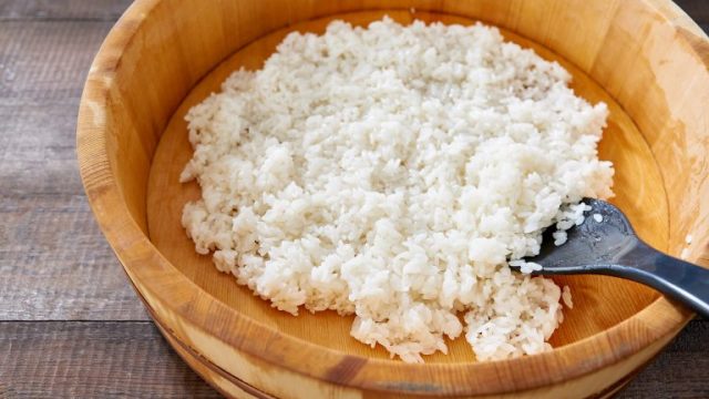 Рис должен становиться клейким после варки