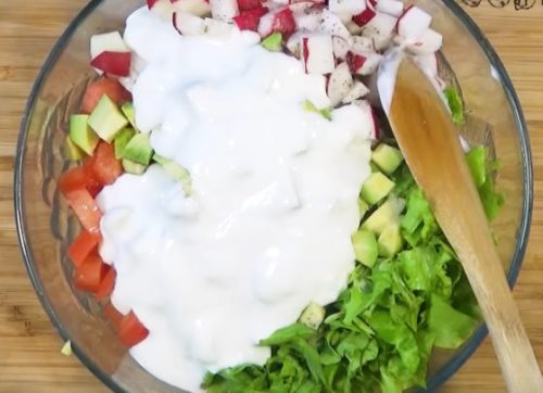 Салат с курицей, авокадо и редисом