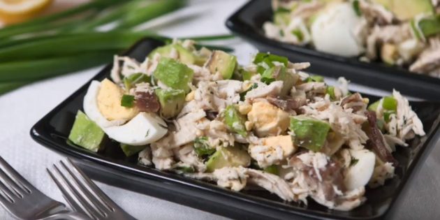Рецепты: Салат с авокадо, курицей, яйцами и беконом