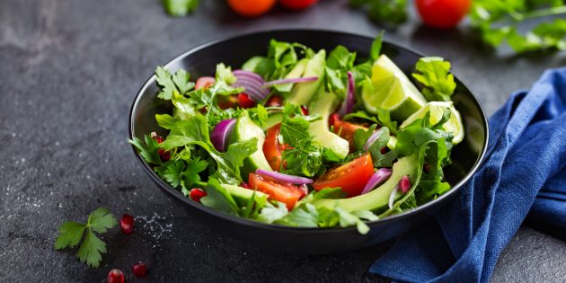 Салат с авокадо, помидорами и огурцами: простой рецепт