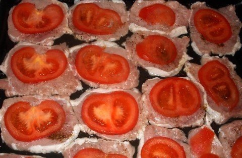 Укладка помидоров на мясо