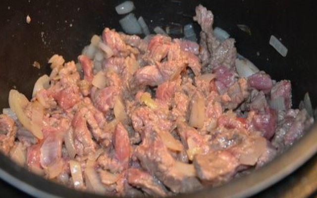 нарезать мясо и обжарить с луком