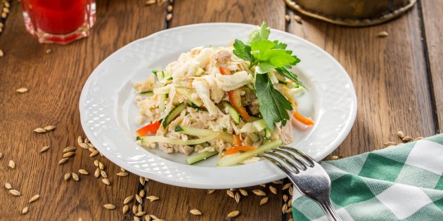 Салат без майонеза с курицей, грибами, огурцом и болгарским перцем: простой рецепт