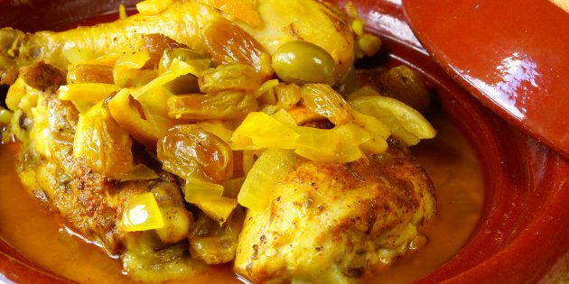 Как приготовить курицу в вине с изюмом и оливками в духовке