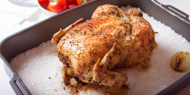 Целая курица на соли в духовке: простой рецепт
