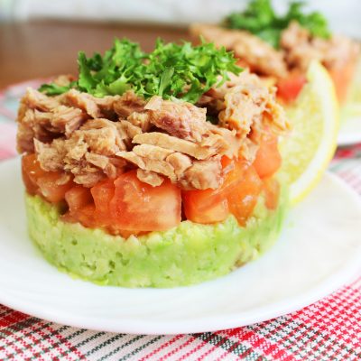 Слоеный порционный салат с тунцом и авокадо - рецепт с фото