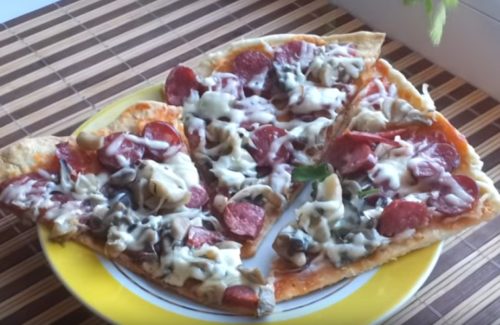 Пицца с охотничьими колбасками на тонком тесте