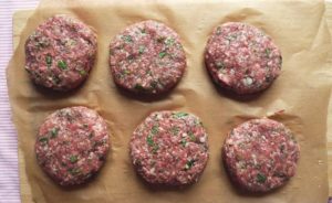 Рецепты бифштекс из говядины из фарша – классический и дополнительные варианты приготовления