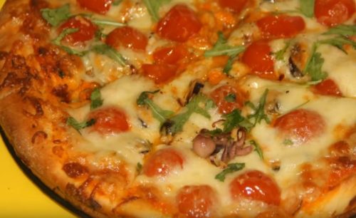 Сочная пицца с морепродуктами и помидорами черри