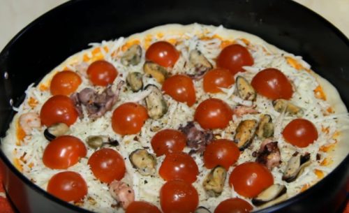 Сочная пицца с морепродуктами и помидорами черри