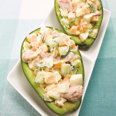 Авокадо, фаршированный салатом из яиц и тунца - рецепт с фото