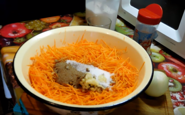 морковь по-корейски 2 добавляем специи
